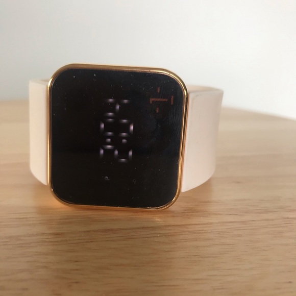 One Face Watch - Picture 2 of 4